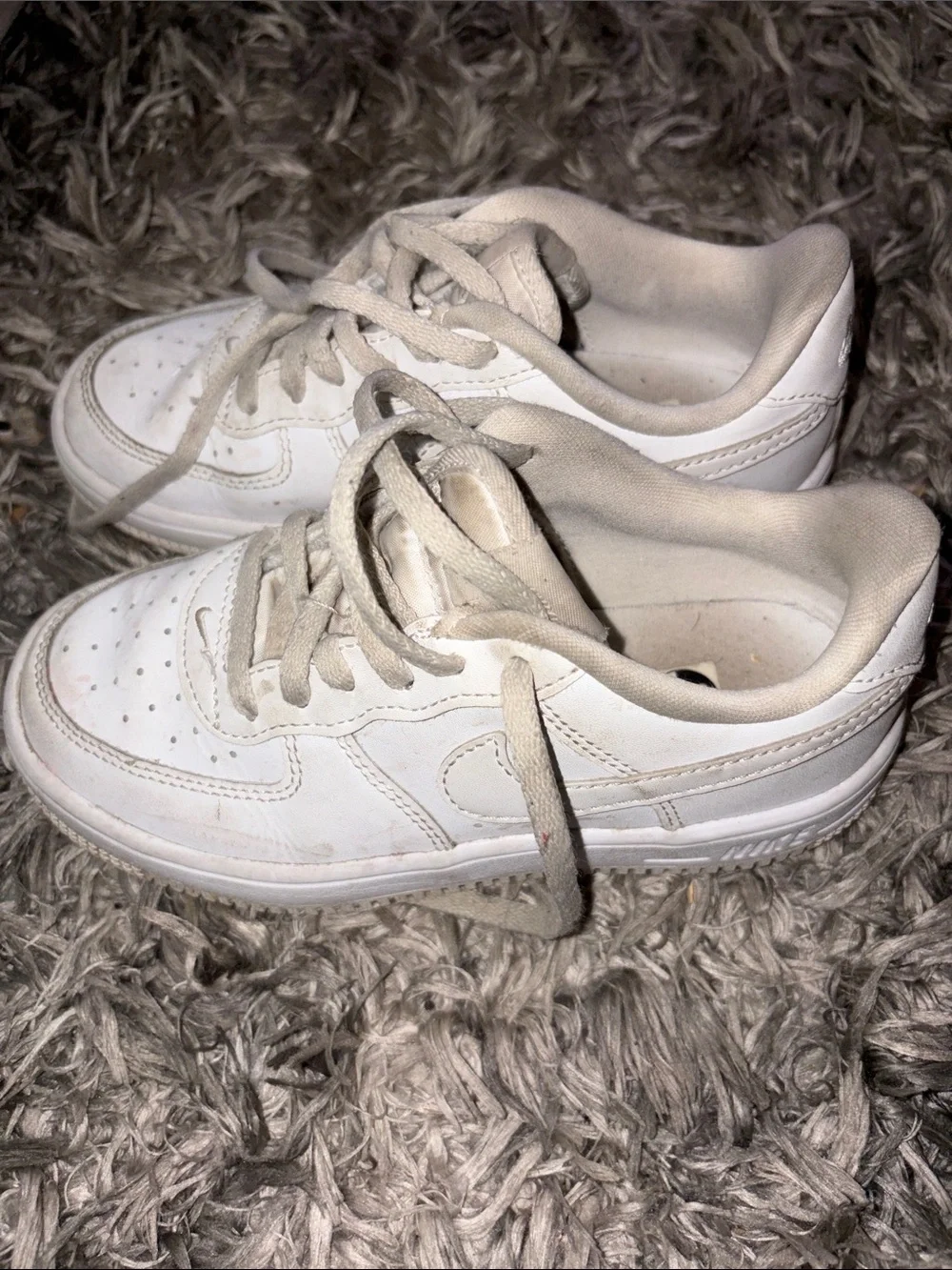 Nike Kids White/Beige Low-Top Sneakers used. Needs cleaning
